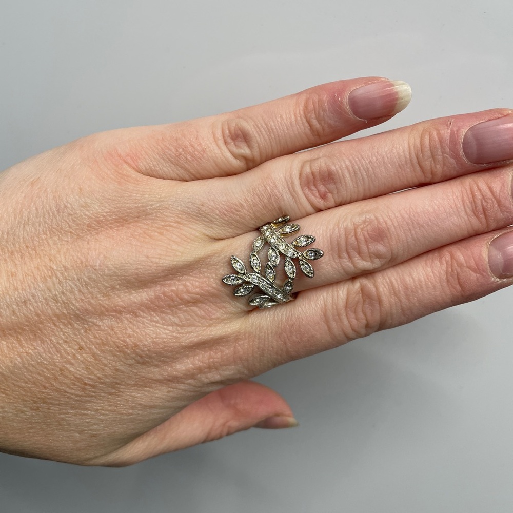 Elegant Silver and Rhinestone Leaf Ring
